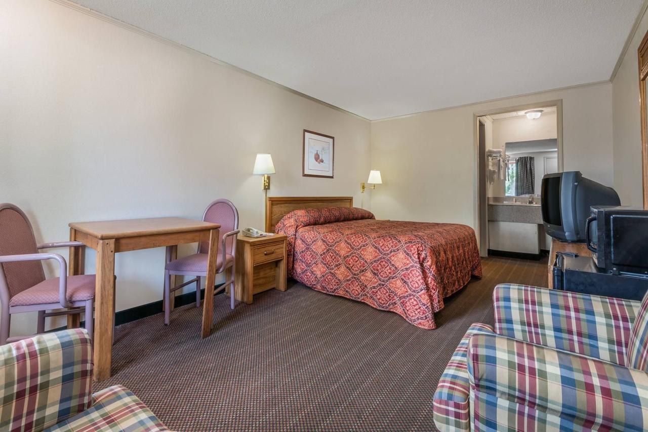Knights Inn Columbus/Franklinton エクステリア 写真